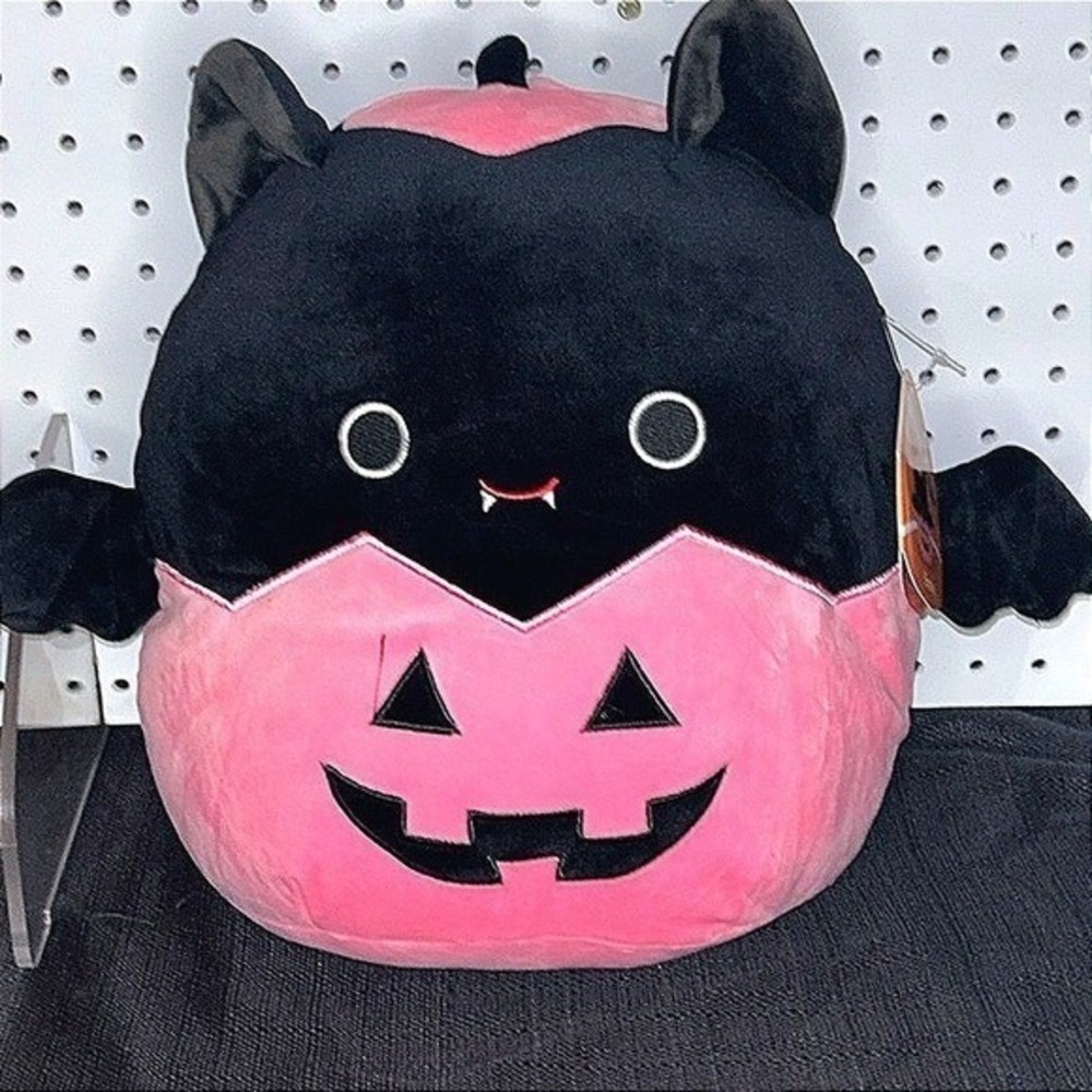 NWT SQUISHMALLOWS Halloween 2024 #184-8 Emily the Bat wPink Pumpkin Costume S12